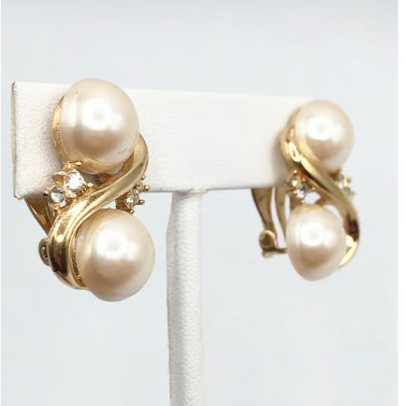 Vintage Richelieu Faux Pearl Gold Tone Swirl Earrings w Rhinestones Pierced - Picture 3 of 5
